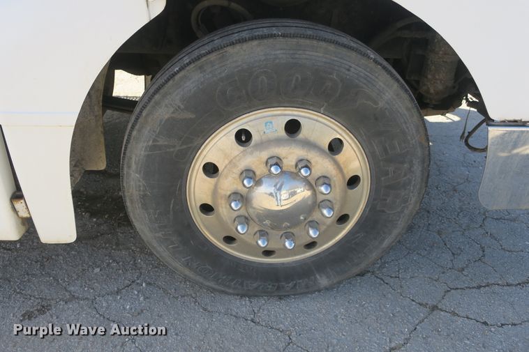 image for item DF5094 2000 Peterbilt 377 semi truck