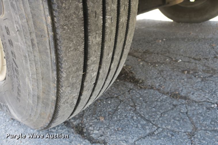 image for item DF5094 2000 Peterbilt 377 semi truck