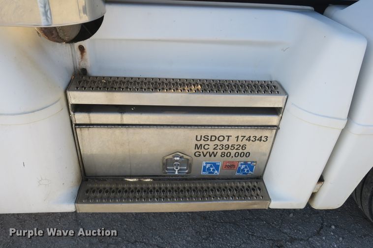 image for item DF5094 2000 Peterbilt 377 semi truck