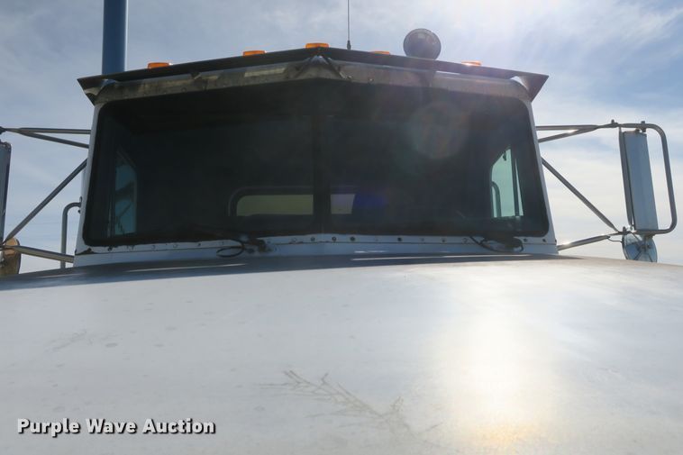 image for item DF5094 2000 Peterbilt 377 semi truck