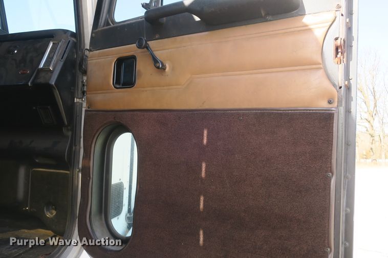 image for item DF5094 2000 Peterbilt 377 semi truck