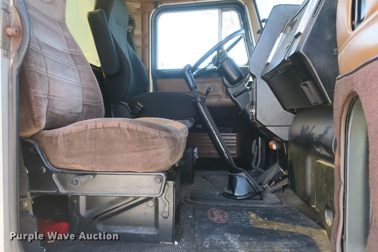 image for item DF5094 2000 Peterbilt 377 semi truck