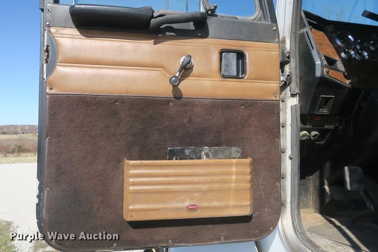 image for item DF5094 2000 Peterbilt 377 semi truck