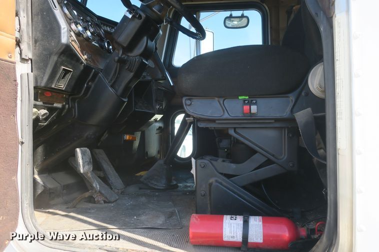 image for item DF5094 2000 Peterbilt 377 semi truck