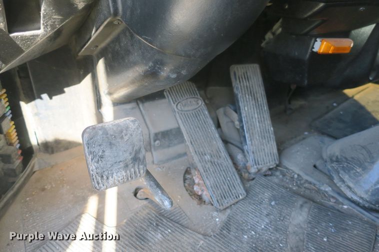 image for item DF5094 2000 Peterbilt 377 semi truck