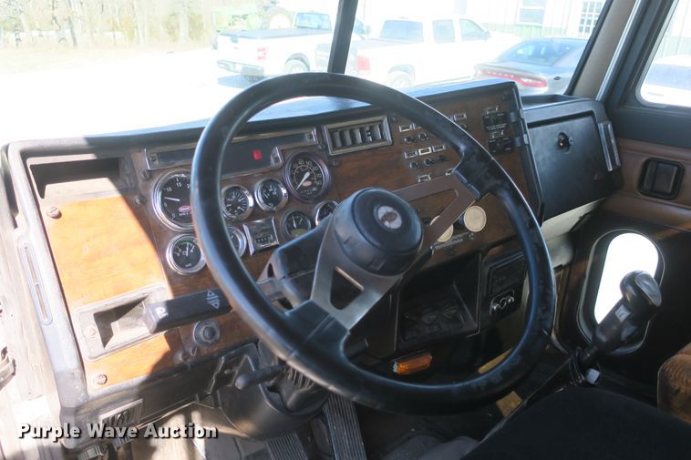 image for item DF5094 2000 Peterbilt 377 semi truck