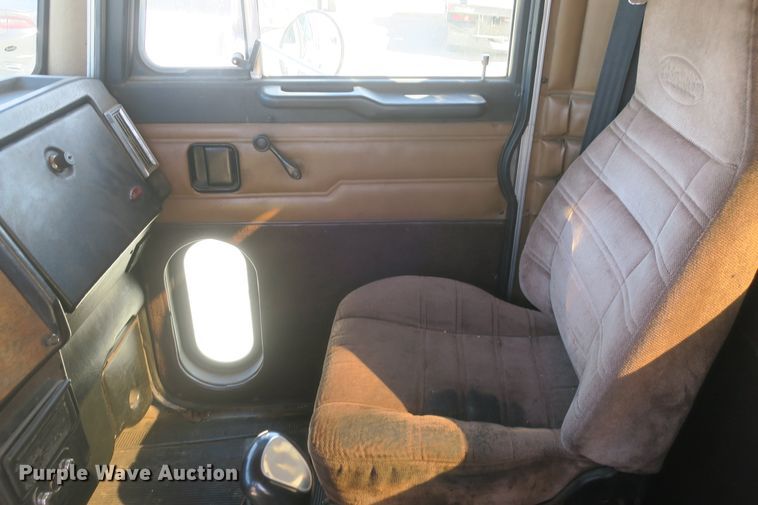 image for item DF5094 2000 Peterbilt 377 semi truck