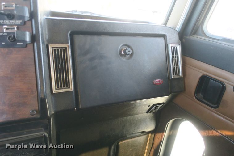 image for item DF5094 2000 Peterbilt 377 semi truck