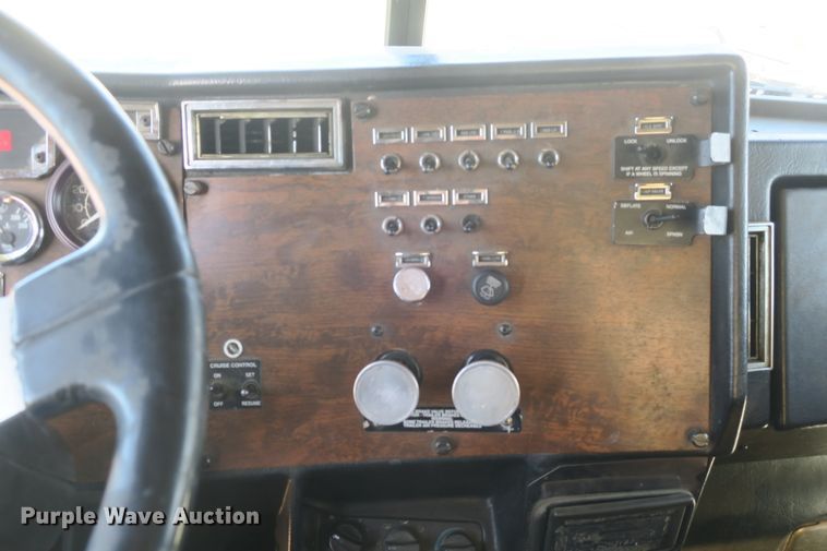 image for item DF5094 2000 Peterbilt 377 semi truck