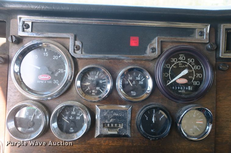 image for item DF5094 2000 Peterbilt 377 semi truck