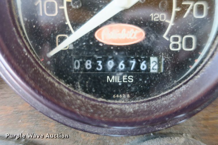 image for item DF5094 2000 Peterbilt 377 semi truck