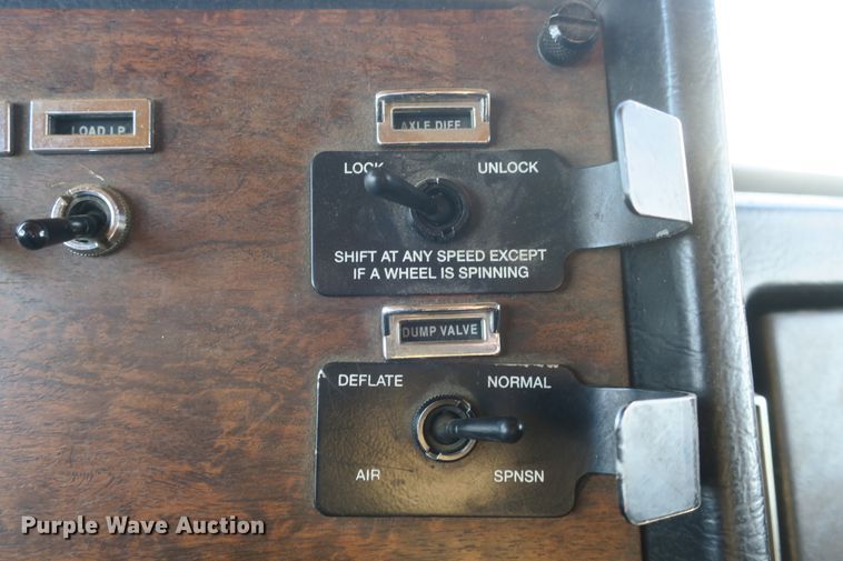 image for item DF5094 2000 Peterbilt 377 semi truck