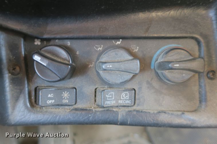 image for item DF5094 2000 Peterbilt 377 semi truck