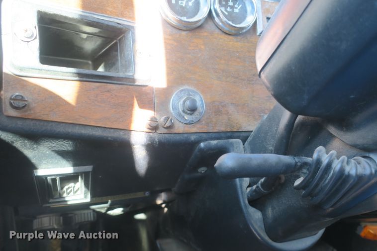 image for item DF5094 2000 Peterbilt 377 semi truck