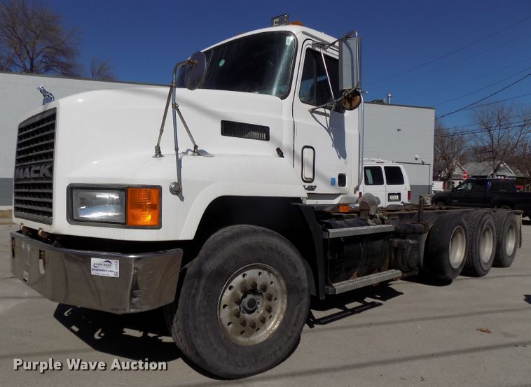 image for item DG2533 1999 Mack CH613 truck cab and chassis