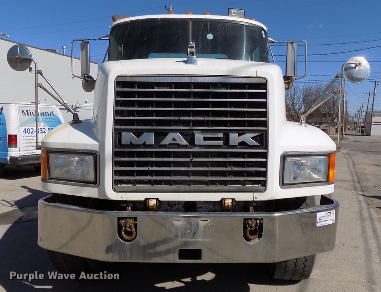 image for item DG2533 1999 Mack CH613 truck cab and chassis