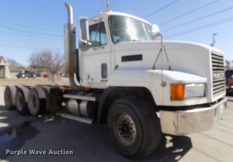 image for item DG2533 1999 Mack CH613 truck cab and chassis