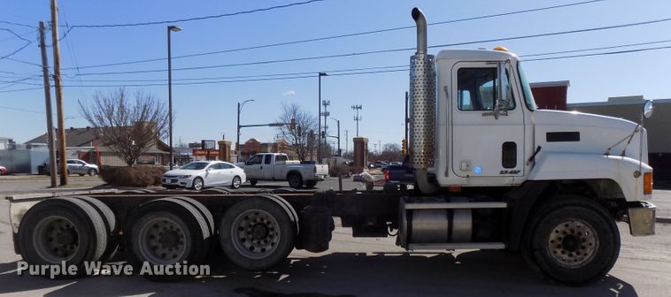 image for item DG2533 1999 Mack CH613 truck cab and chassis