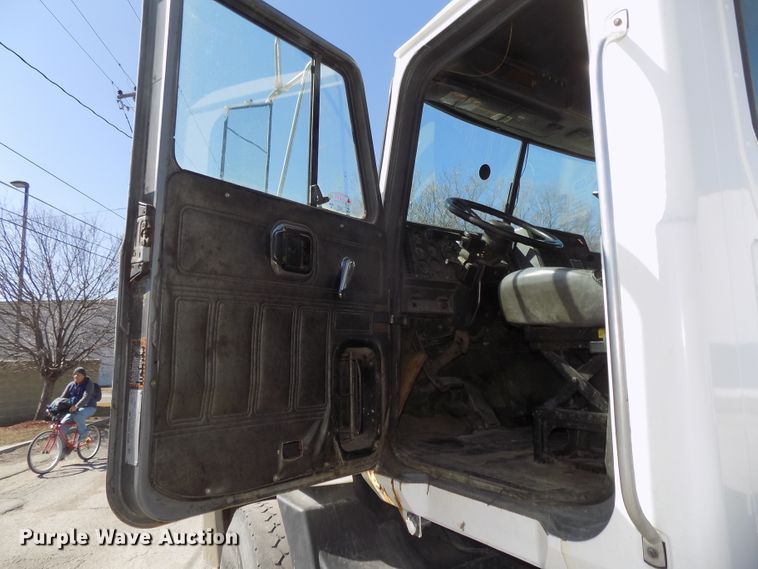 image for item DG2533 1999 Mack CH613 truck cab and chassis