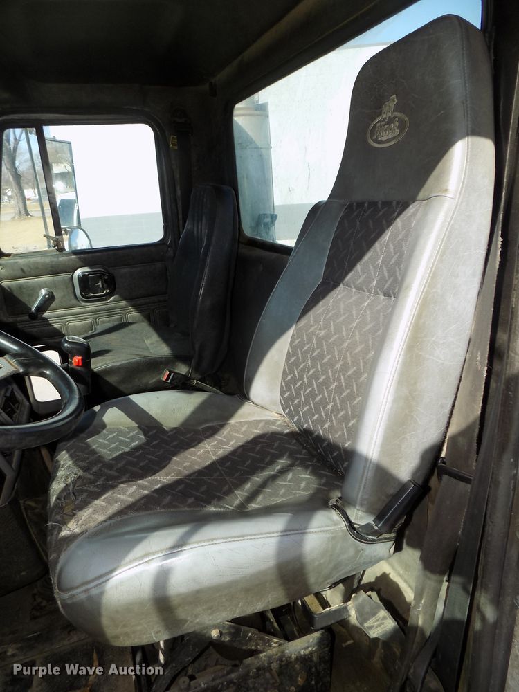 image for item DG2533 1999 Mack CH613 truck cab and chassis