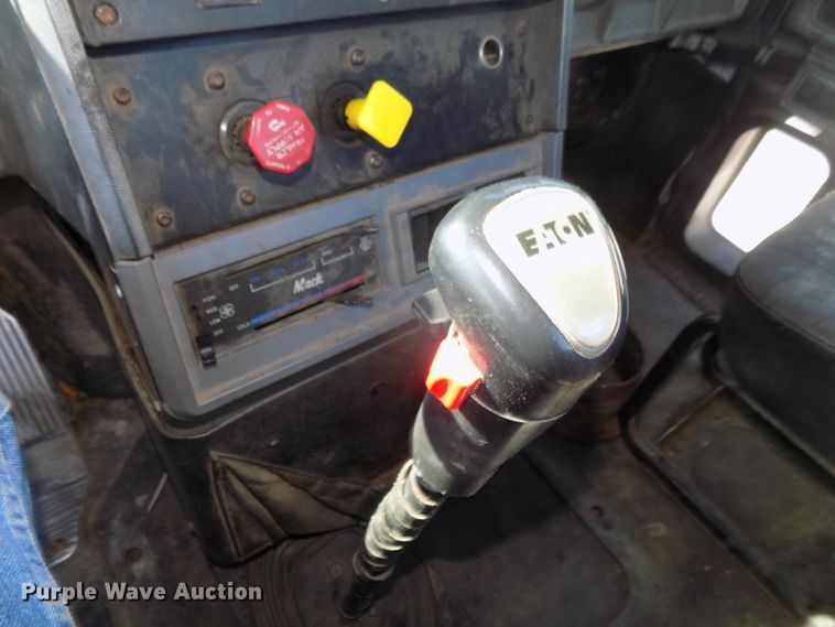 image for item DG2533 1999 Mack CH613 truck cab and chassis