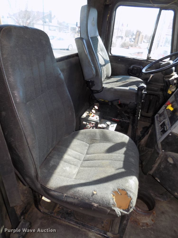 image for item DG2533 1999 Mack CH613 truck cab and chassis