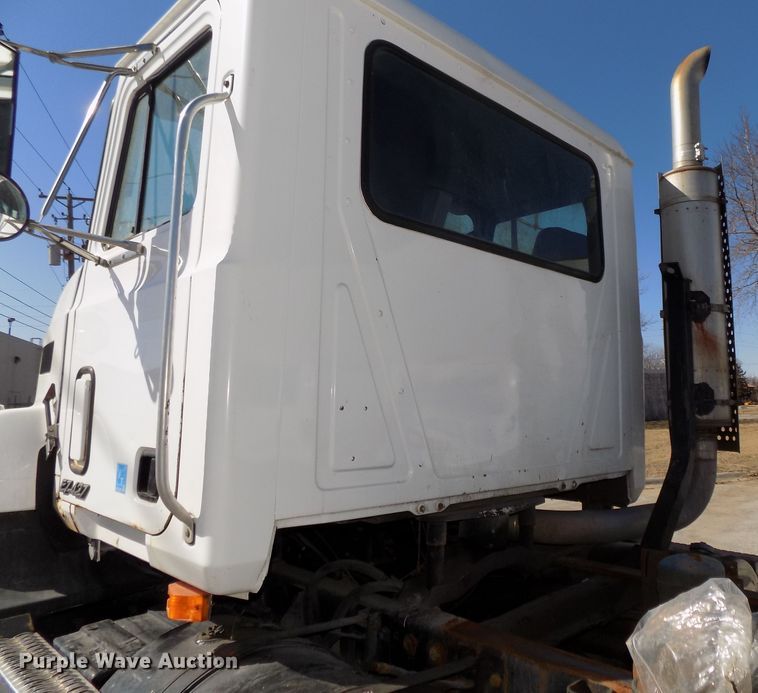 image for item DG2533 1999 Mack CH613 truck cab and chassis