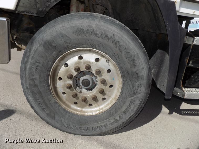 image for item DG2533 1999 Mack CH613 truck cab and chassis