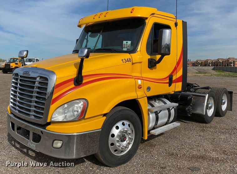 image for item DG7104 2015 Freightliner Cascadia 125 semi truck