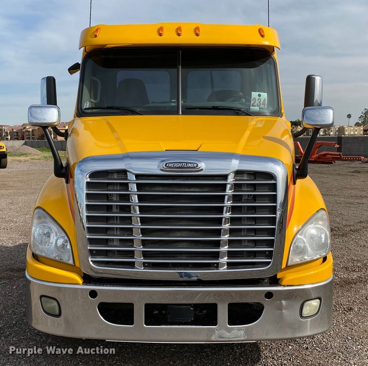 image for item DG7104 2015 Freightliner Cascadia 125 semi truck