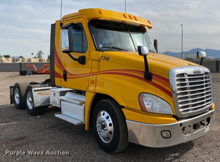 image for item DG7104 2015 Freightliner Cascadia 125 semi truck