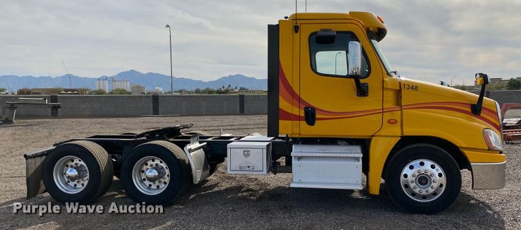 image for item DG7104 2015 Freightliner Cascadia 125 semi truck