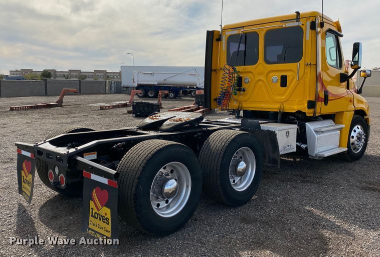 image for item DG7104 2015 Freightliner Cascadia 125 semi truck