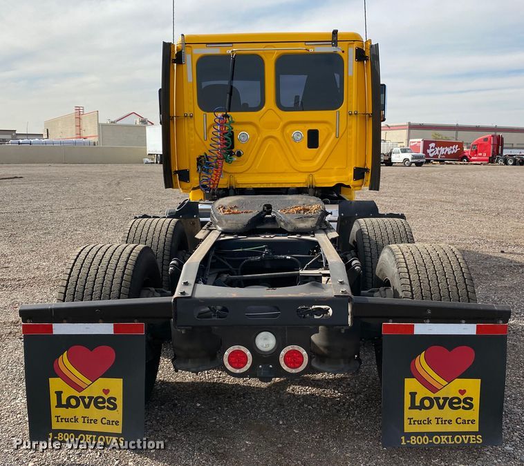 image for item DG7104 2015 Freightliner Cascadia 125 semi truck