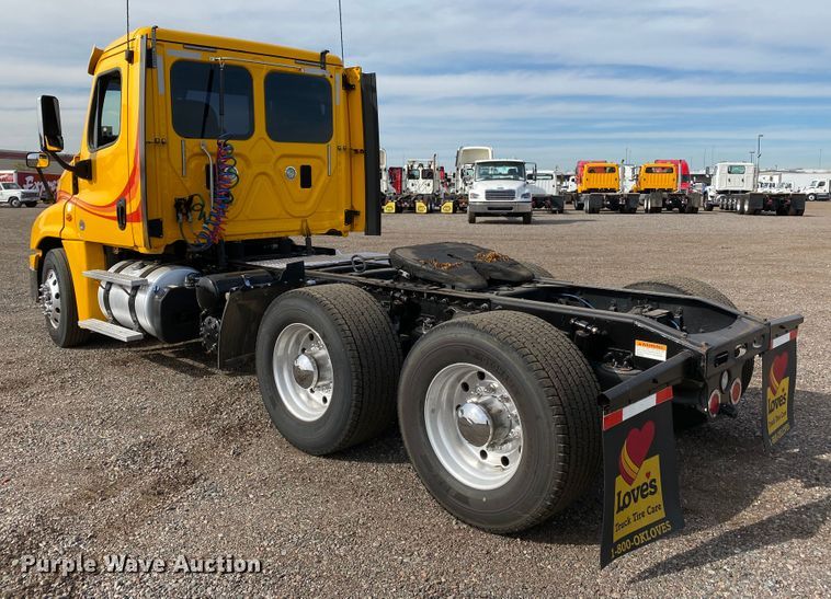 image for item DG7104 2015 Freightliner Cascadia 125 semi truck