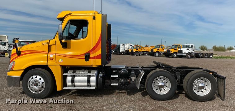 image for item DG7104 2015 Freightliner Cascadia 125 semi truck