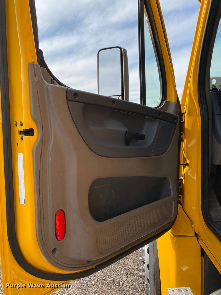 image for item DG7104 2015 Freightliner Cascadia 125 semi truck