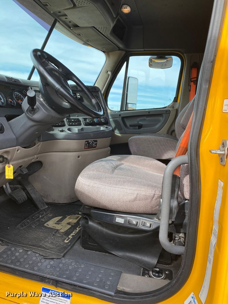 image for item DG7104 2015 Freightliner Cascadia 125 semi truck