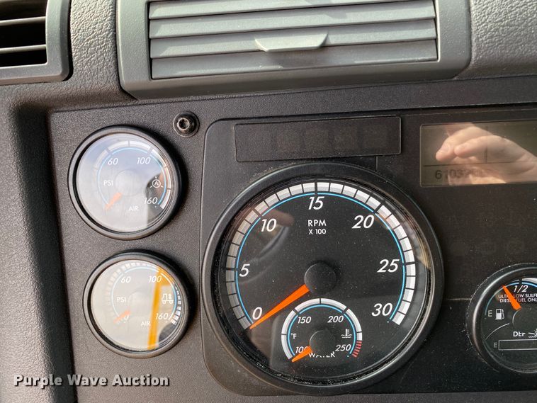 image for item DG7104 2015 Freightliner Cascadia 125 semi truck