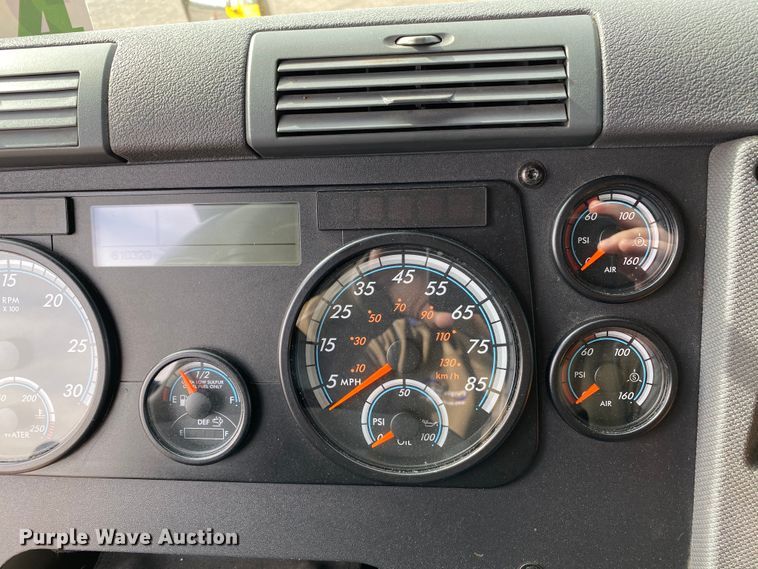 image for item DG7104 2015 Freightliner Cascadia 125 semi truck