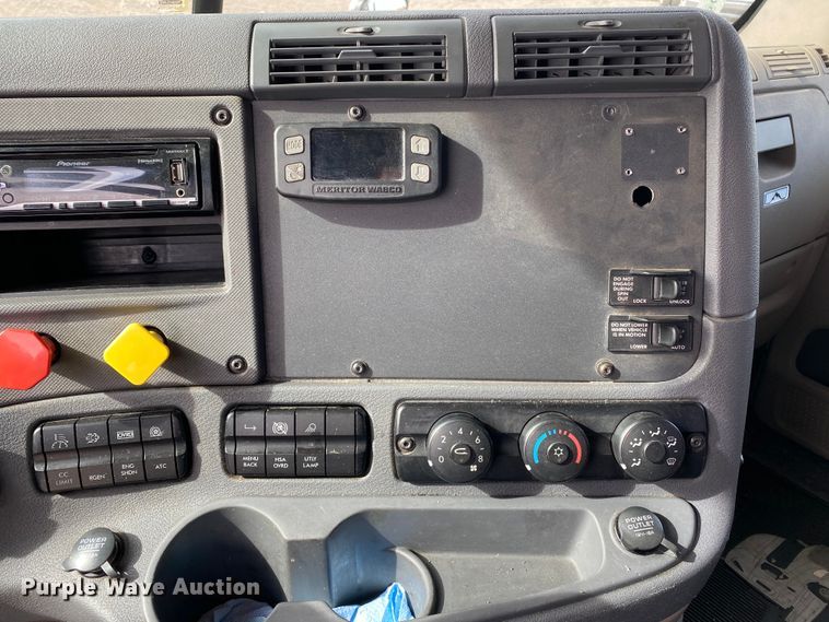 image for item DG7104 2015 Freightliner Cascadia 125 semi truck