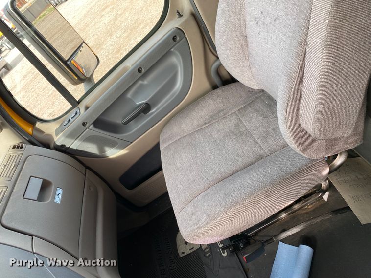 image for item DG7104 2015 Freightliner Cascadia 125 semi truck