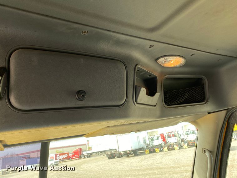 image for item DG7104 2015 Freightliner Cascadia 125 semi truck