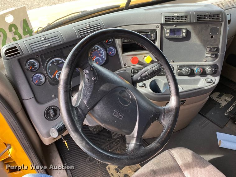 image for item DG7104 2015 Freightliner Cascadia 125 semi truck