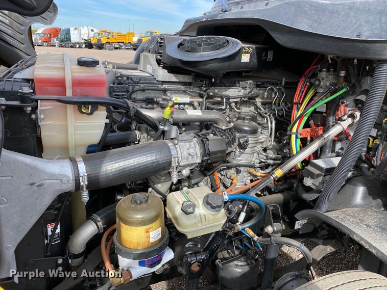 image for item DG7104 2015 Freightliner Cascadia 125 semi truck