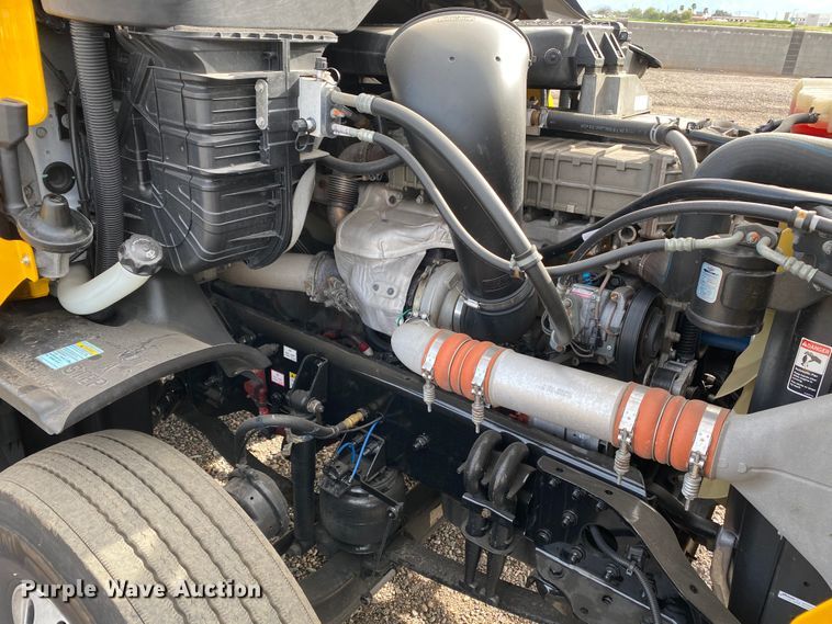 image for item DG7104 2015 Freightliner Cascadia 125 semi truck