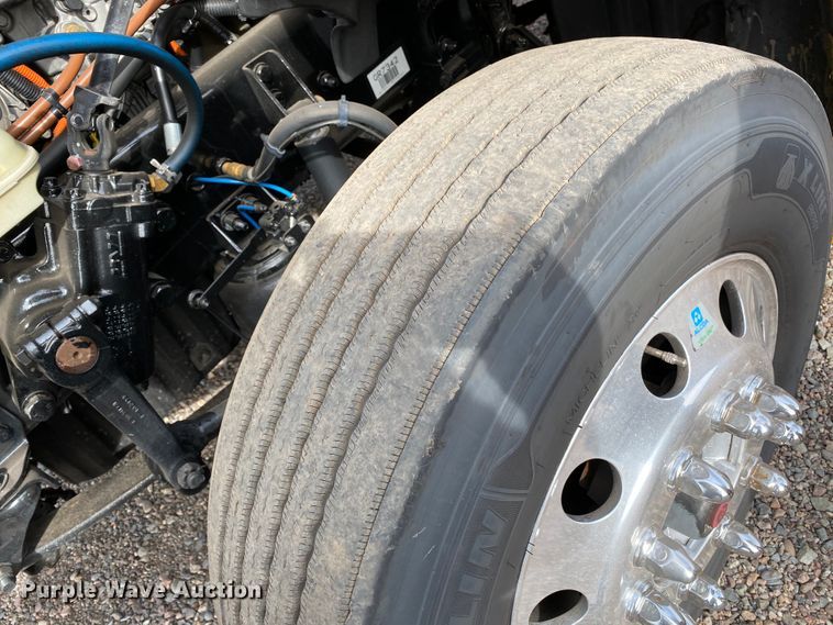 image for item DG7104 2015 Freightliner Cascadia 125 semi truck