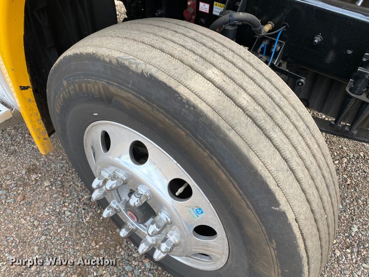 image for item DG7104 2015 Freightliner Cascadia 125 semi truck