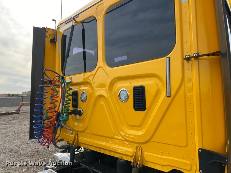 image for item DG7104 2015 Freightliner Cascadia 125 semi truck