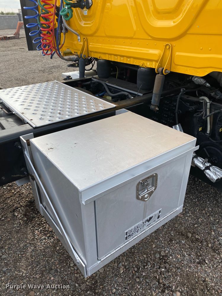 image for item DG7104 2015 Freightliner Cascadia 125 semi truck